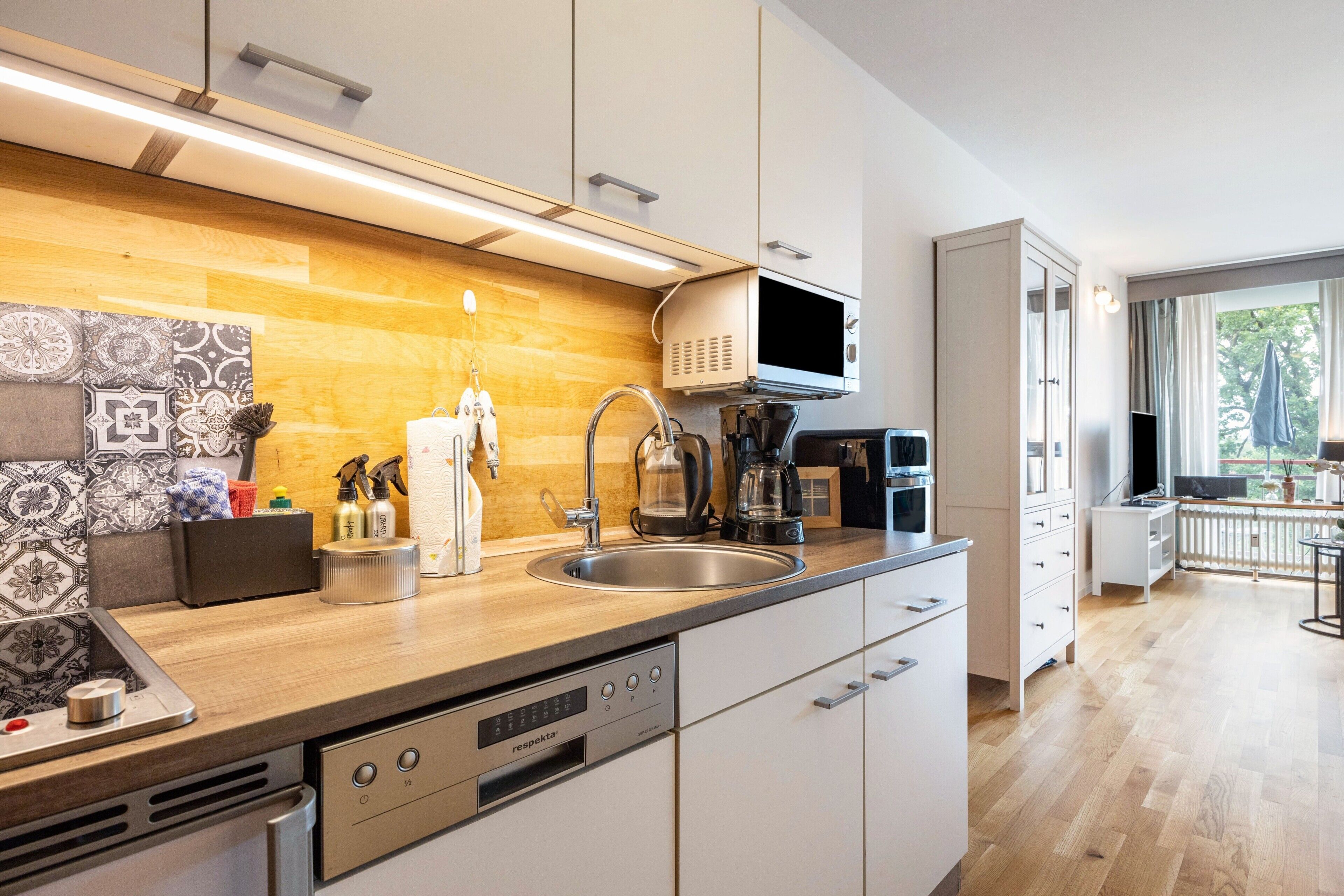 Coffee/tea maker, fridge, microwave, stovetop