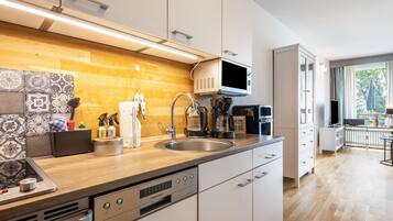 Coffee/tea maker, fridge, microwave, stovetop