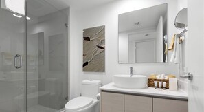 Shower, hair dryer, towels, shampoo - Waterway Balcony · 2BR Near Beach & Dining (Hallandale Beach)