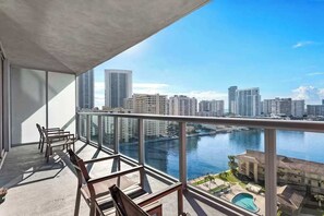 Uma varanda com vista para o horizonte urbano e para a água.