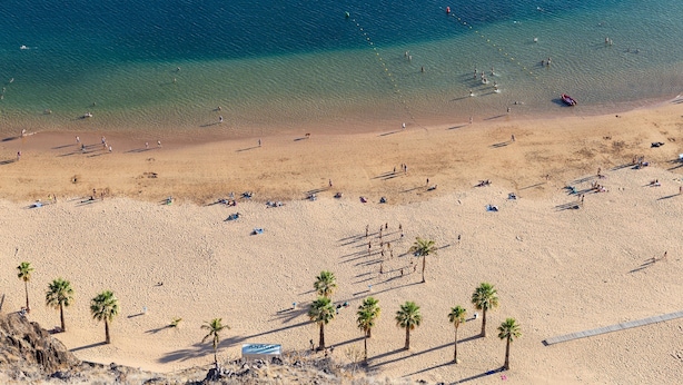 A beach with clear water, palm trees, and people. - Home2Book Papaya Loft & Pool View (Santa Cruz de Tenerife)