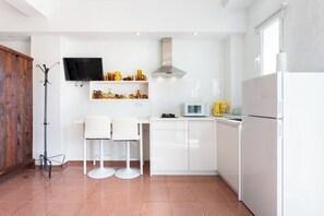 Microwave, oven, stovetop, coffee/tea maker - Home2Book Papaya Loft & Pool View (Santa Cruz de Tenerife)