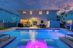 A heated pool - 🏖️ Sunni Kai | Fort Myers Beach | Private Pool, MIL Suite, Bikes + Beach Gear (Fort Myers Beach)