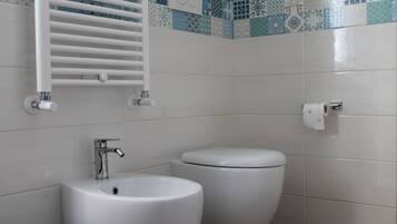 Douche, sĂšche-cheveux, bidet, serviettes fournies