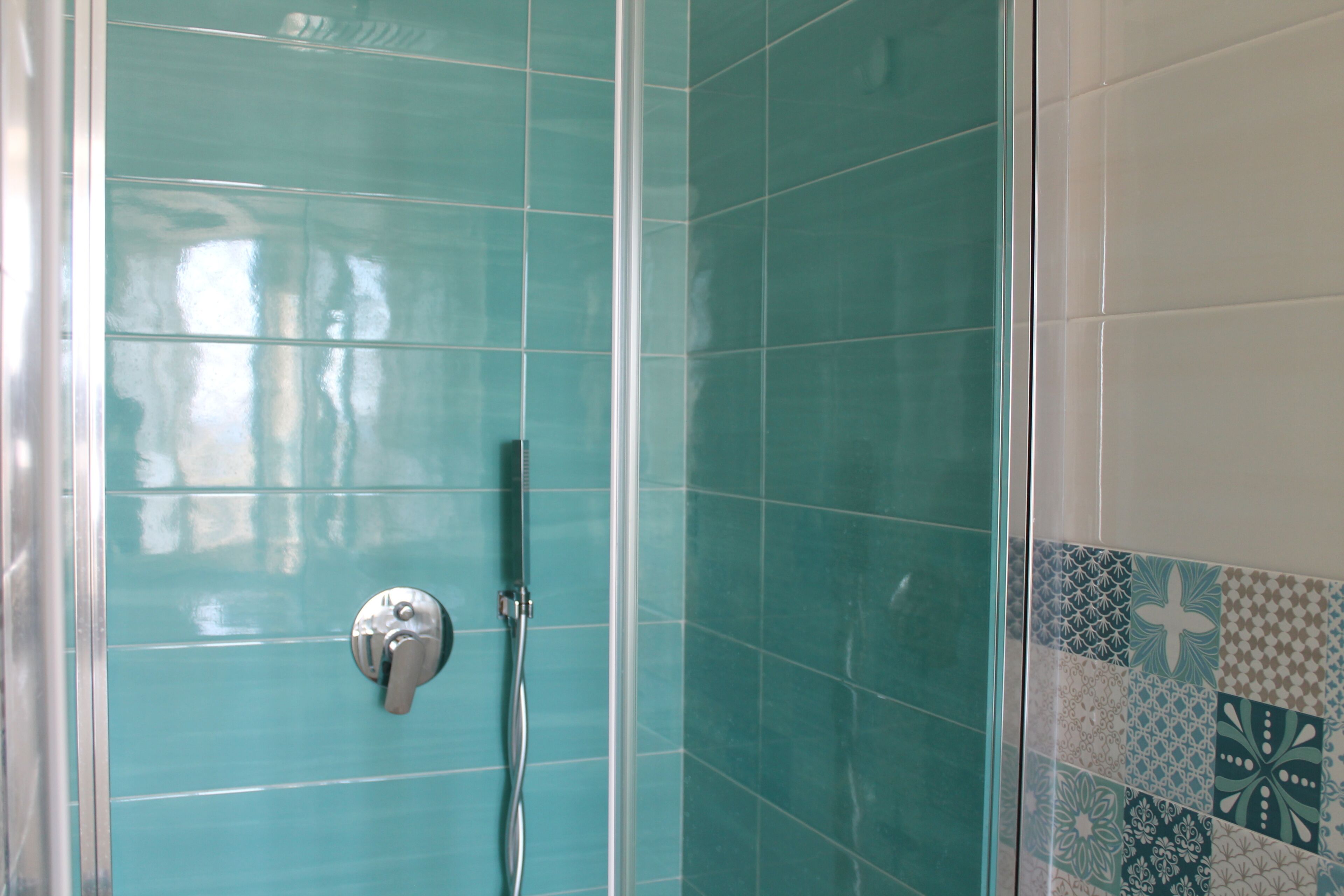 Douche, sèche-cheveux, bidet, serviettes fournies