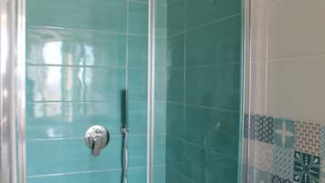 Douche, sèche-cheveux, bidet, serviettes fournies
