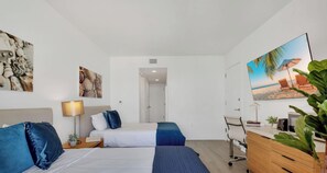 Schreibtisch, Bügeleisen/Bügelbrett, Reisekinderbett, WLAN