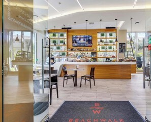 Eine moderne Bar mit Fernseher, Holztresen und Sitzgelegenheiten.