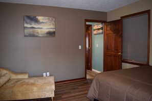 Room -  Cozy 2-BDRM Honor townhome w/shared lake access & AC, pet friendly, new remodel (Honor)
