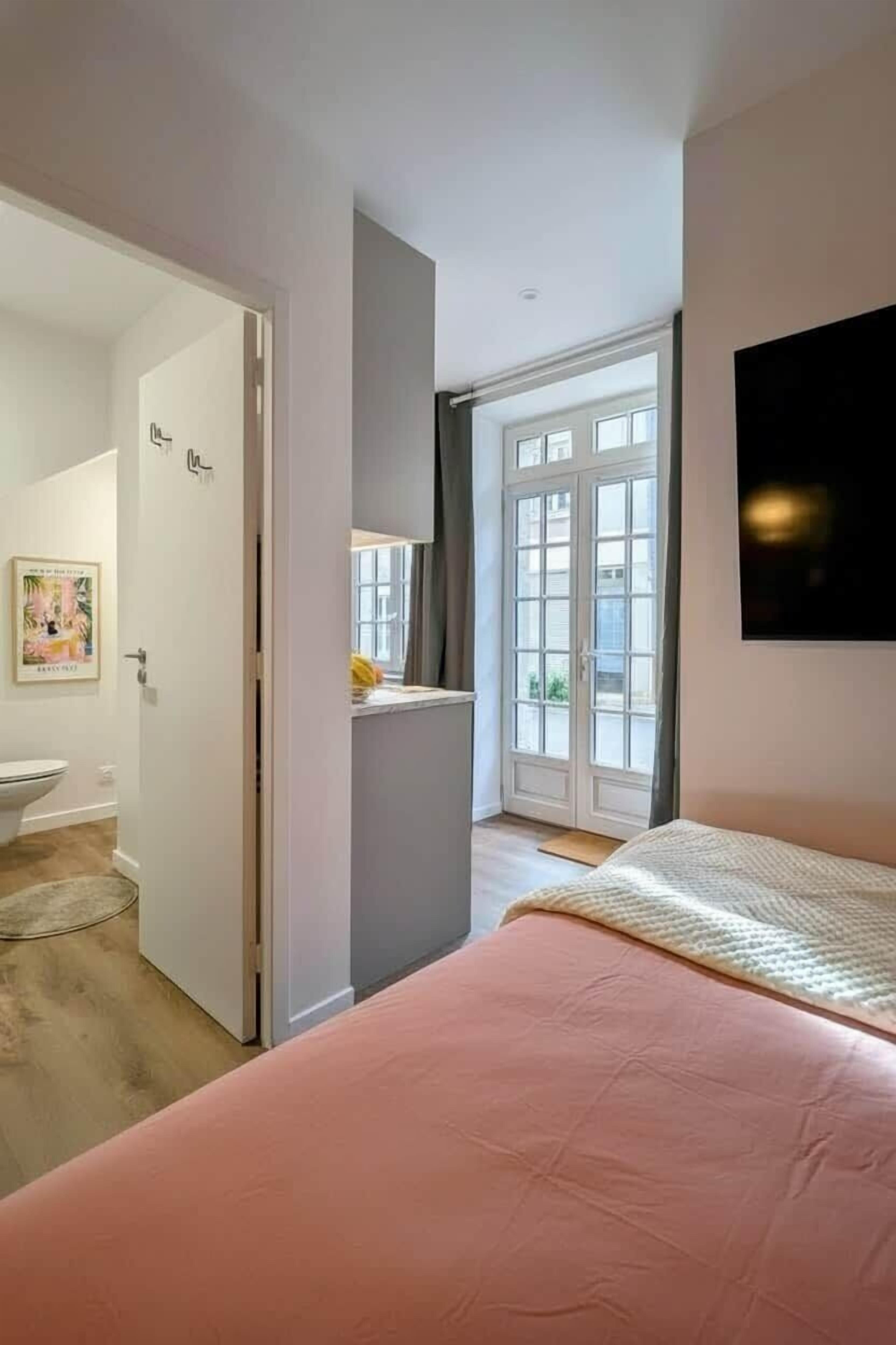Iron/ironing board, WiFi, bed sheets