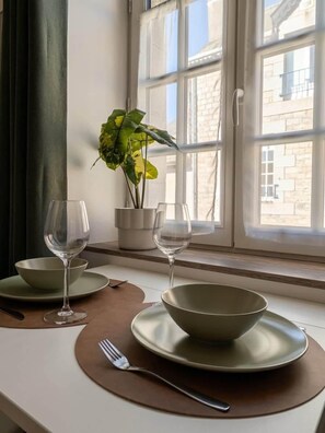 Dining - Charming studio - Quiet & Bright - Downtown (Saint-Aubin-du-Cormier)