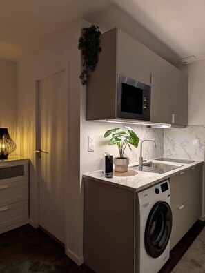 Private kitchen - Charming studio - Quiet & Bright - Downtown (Saint-Aubin-du-Cormier)