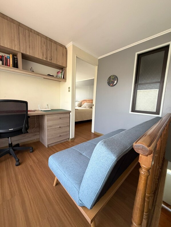 A compact room with a desk, chair, and a bed. - Refugio Bulnes Las Condes (Santiago)