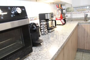 冷蔵庫、電子レンジ、オーブン、調理器具と食器