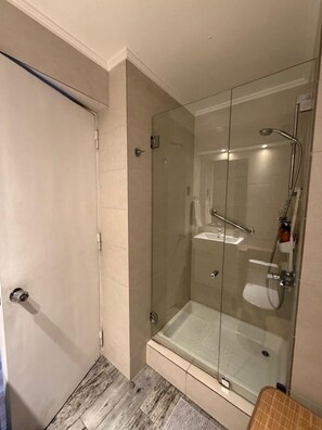 Shower, towels, soap, shampoo - Refugio Bulnes Las Condes (Las Condes)
