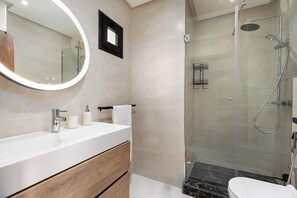 Bathroom - Seaview 2BR Apt Near Train | Pool & balcony (Tanger)