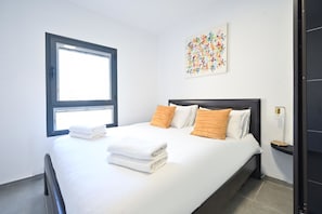 Desk, travel cot, bed sheets - Hayarkon Joie in Tel Aviv-Yafo (Tel Aviv-Yafo)