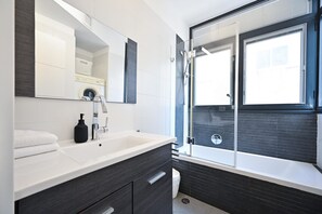 Shower, hair dryer, towels - Hayarkon Joie in Tel Aviv-Yafo (Tel Aviv-Yafo)