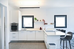 Fridge, microwave, stovetop, dishwasher - Hayarkon Joie in Tel Aviv-Yafo (Tel Aviv-Yafo)