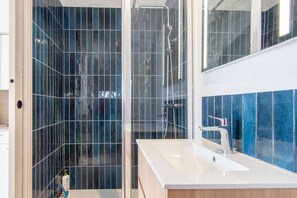Shower, hair dryer, towels - Frontignan, Villa Bianca, pool and garden (Frontignan)