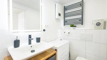Apartment, 2 Schlafzimmer, Balkon, Stadtblick | Badezimmer