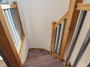 Eine Holztreppe mit einem gemusterten Teppich.