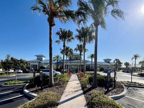 Ein Hotel mit modernem Design, Palmen und blauem Himmel.