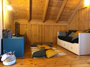 Interior - Cabin on the Biscarrosse golf course, 5 minutes from the lake and 10 minutes from the ocean! (Biscarrosse)