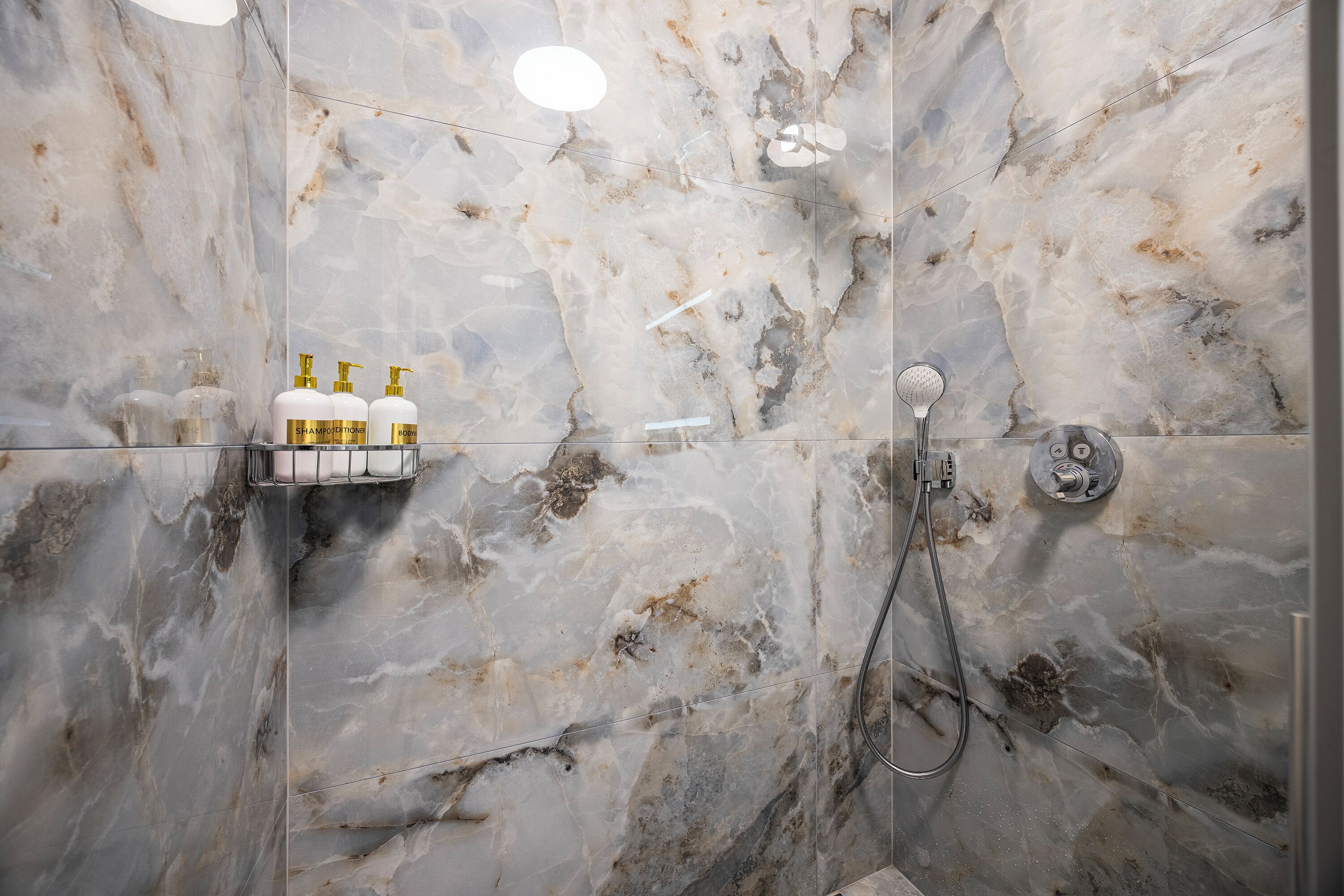 Een douche, een regendouche, gratis toiletartikelen, een haardroger
