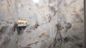 Een douche, een regendouche, gratis toiletartikelen, een haardroger