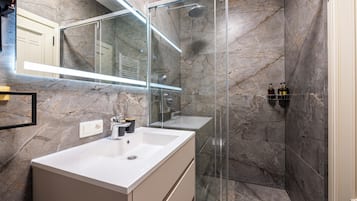 Articles de toilette gratuits, sĂšche-cheveux, serviettes fournies, savon