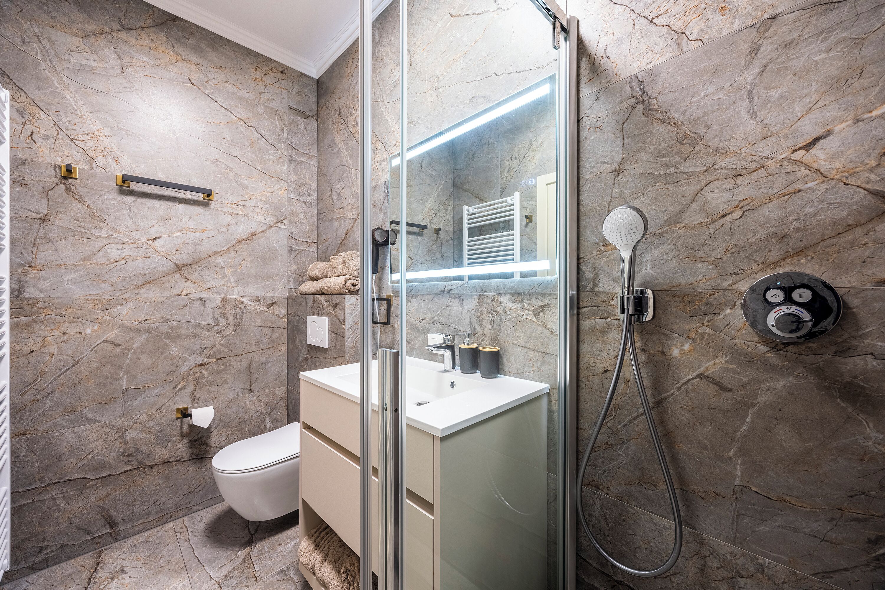 Articles de toilette gratuits, sèche-cheveux, serviettes fournies, savon
