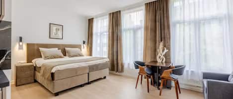 Suite Luxe, vue ville | Coffres-forts dans les chambres, rideaux occultants