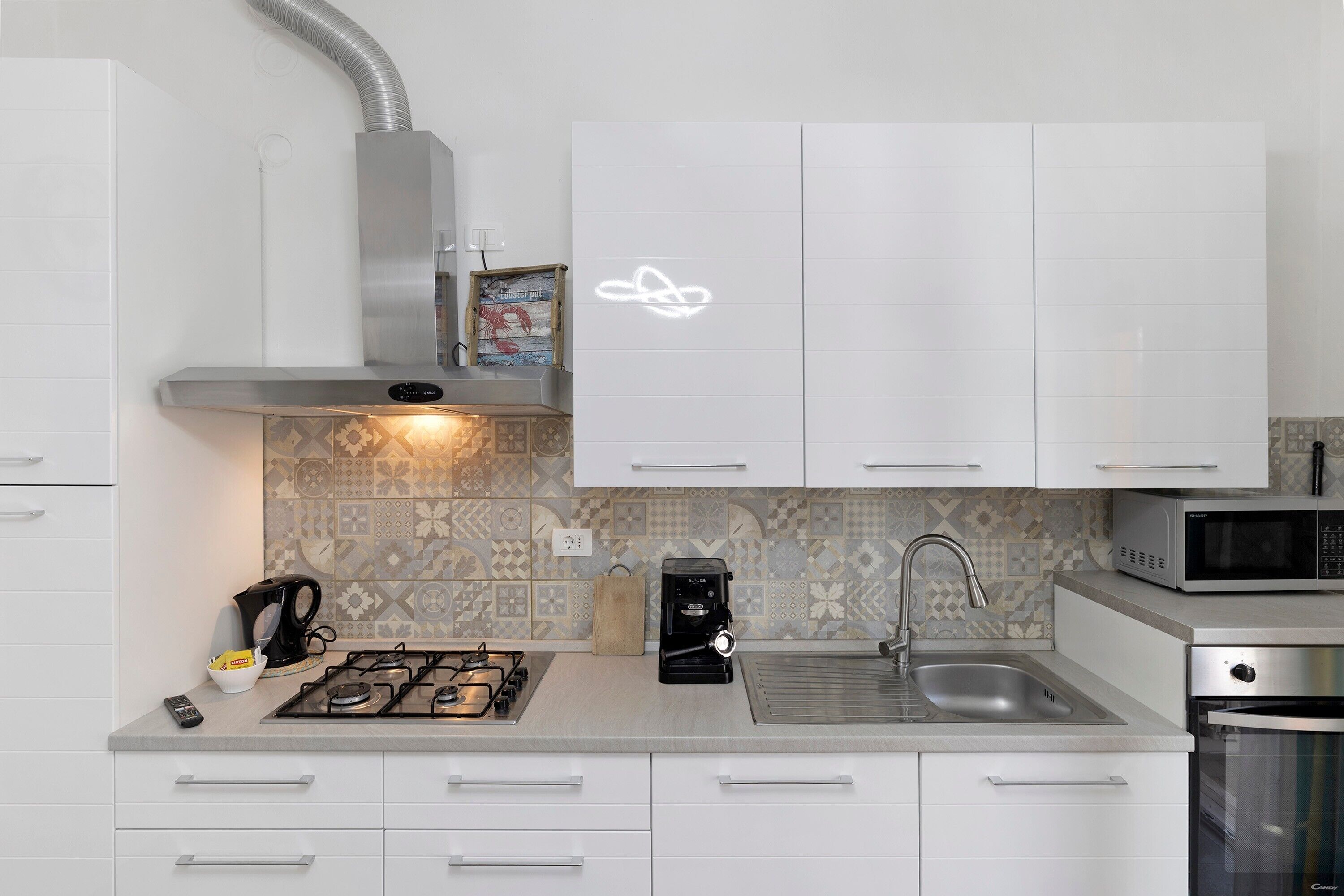 Frigorifero, microonde, forno, piano cottura