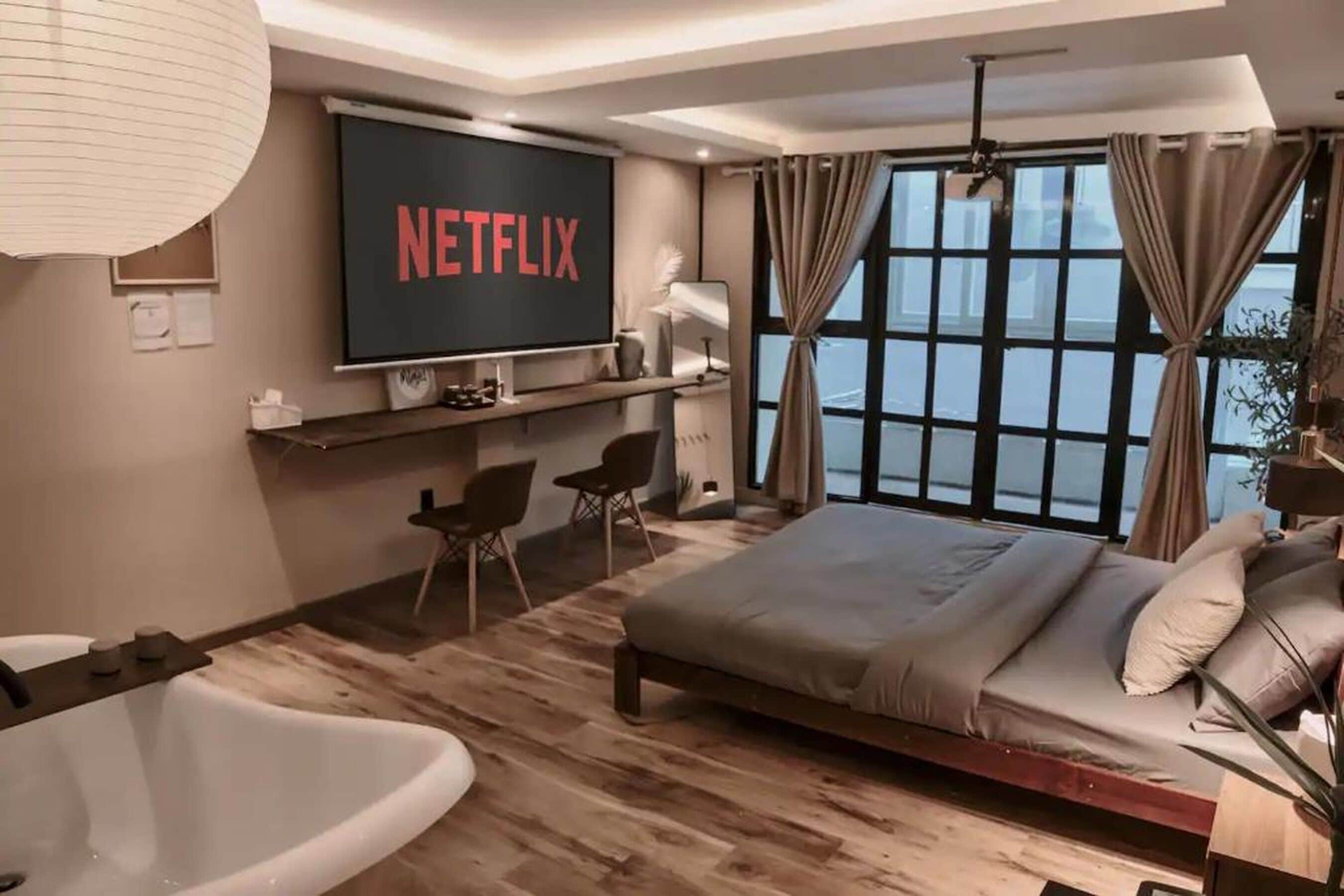 Ropa de cama de alta calidad, minibar y decoración personalizada 