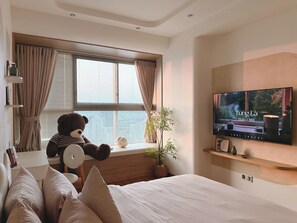 Apartamento luxo, sacada, vista para a cidade | Cofres nos quartos, ferros/tábuas de passar roupa, Wi-Fi de cortesia