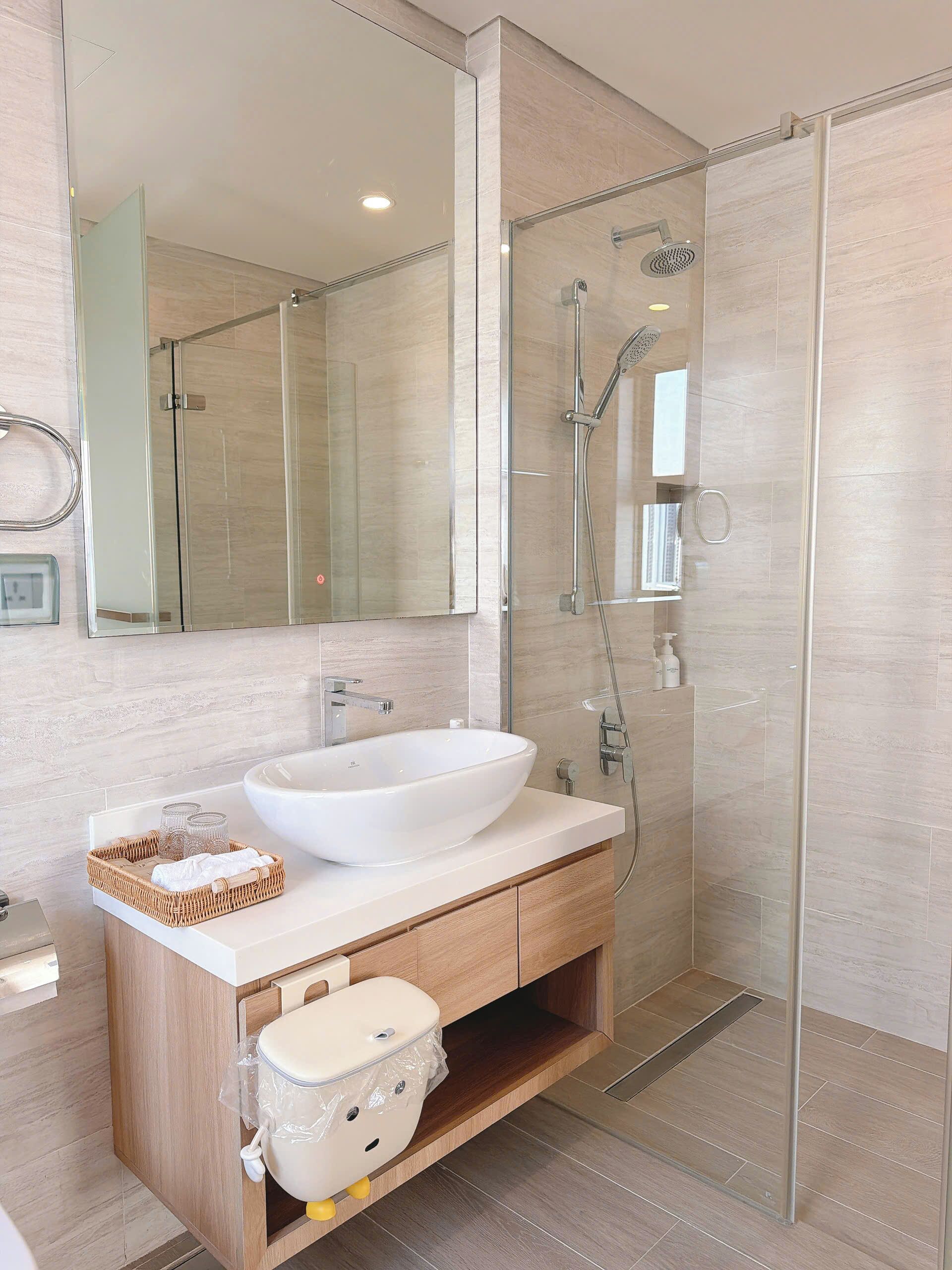 Appartamento Deluxe, balcone, vista città | Bagno | Pantofole