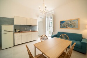 Dining - Apartment 'Cavour 182 - Terra' with Shared Terrace, Wi-Fi and Air Conditioning (Monopoli)