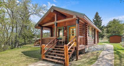 Cozy Dog Friendly Creekside Cabin