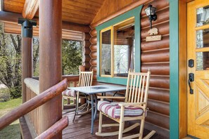 Outdoor dining - Cozy Dog Friendly Creekside Cabin (Red Lodge)