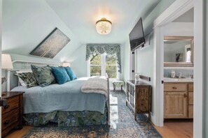 A bedroom with a bed, bedside tables, a nightstand, a dresser, a mirror, and a window with curtains. - PLATTinum Haven, In town 3 bedroom 3 bathrooms with hot tub (Red Lodge)