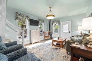 TV, fireplace - PLATTinum Haven, In town 3 bedroom 3 bathrooms with hot tub (Red Lodge)