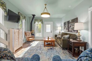TV, fireplace - PLATTinum Haven, In town 3 bedroom 3 bathrooms with hot tub (Red Lodge)