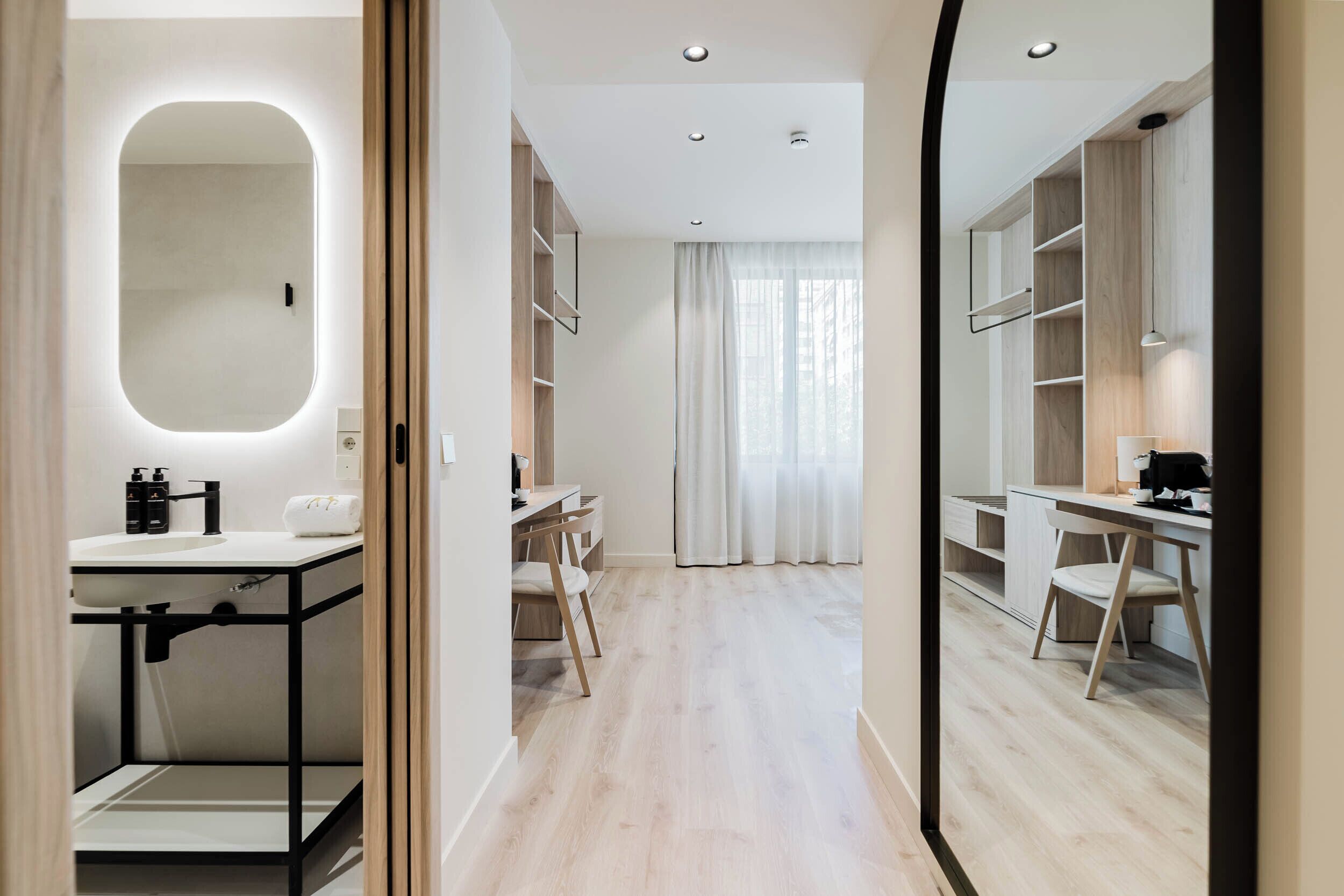 Standaard tweepersoonskamer | Badkamer | Een douche, een haardroger, handdoeken, zeep