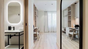 Standaard tweepersoonskamer | Badkamer | Een douche, een haardroger, handdoeken, zeep