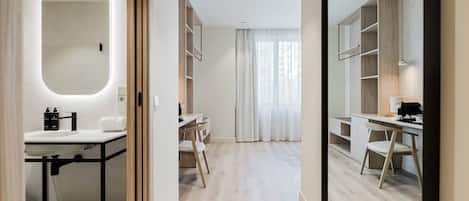 Un baño moderno con espejo, lavabo y artículos de aseo.