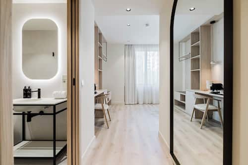 Habitación estándar doble | Baño | Ducha, secador de pelo, toallas y jabón
