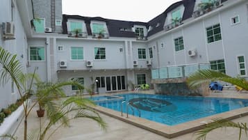 Una piscina al aire libre (de 07:30 a 18:00), sombrillas, tumbonas