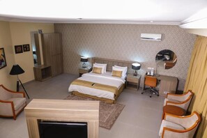 Värdeförvaringsskåp på rummet, ljudisolering och strykjärn/strykbräda