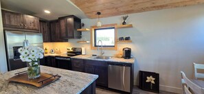 Private kitchen - Sky VIew Retreat- located on the way to Yellowstone (Cody)